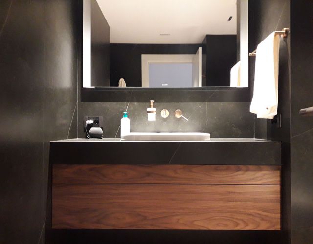 Fusteria I Decoració Navarro S.L. baño con mueble de madera